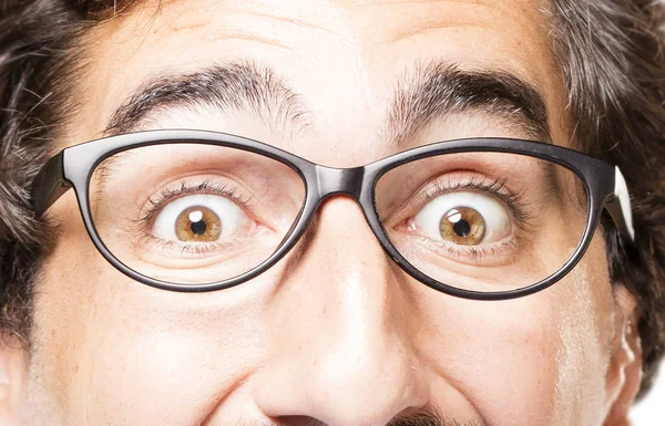 zafer işareti ile genç serin adam