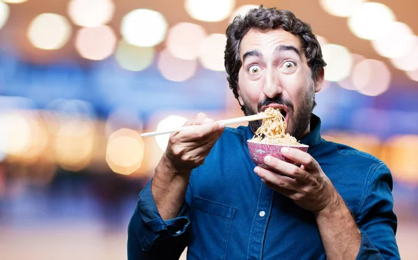 Homem comendo sushi de macarrão pote — Fotografia de Stock