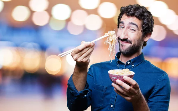 麺鍋から食べる男寿司 — ストック写真