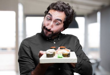 Genç adam yemek suşi