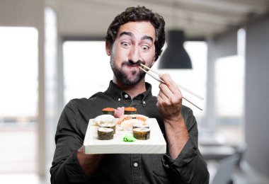 Genç adam yemek suşi