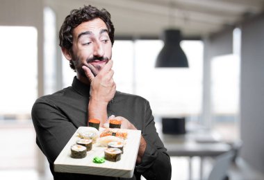Genç adam yemek suşi