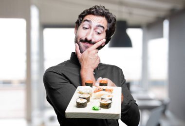 Genç adam yemek suşi