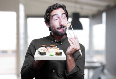 Genç adam yemek suşi