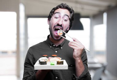 Genç adam yemek suşi