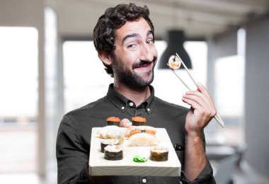 Genç adam yemek suşi