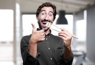 man yemek suşi Tamam işareti ile