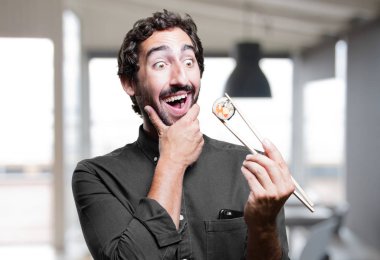 Genç adam yemek suşi