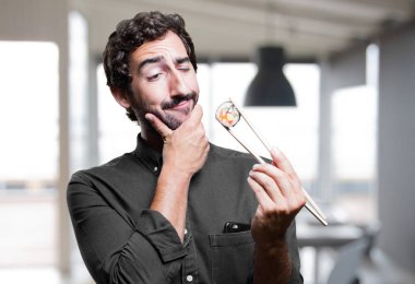 Genç adam yemek suşi