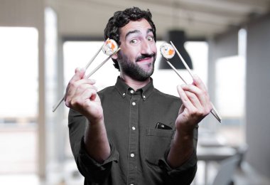 Genç adam yemek suşi