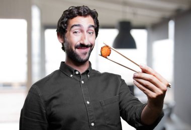 Genç adam yemek suşi