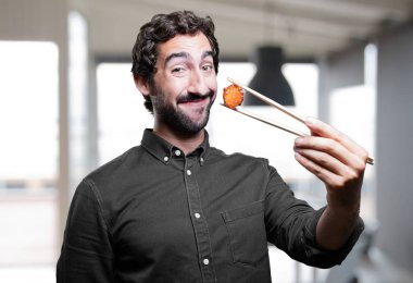 Genç adam yemek suşi