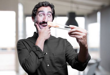 Genç adam yemek suşi