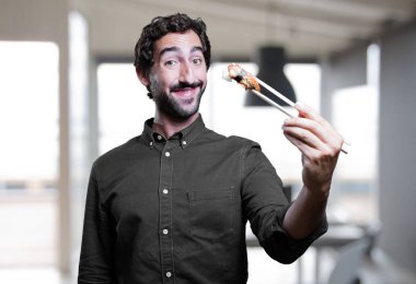 Genç adam yemek suşi