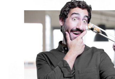 Genç adam yemek suşi