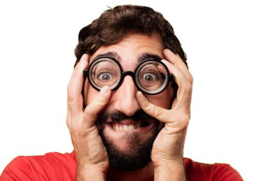 korkmuş ifade ile genç deli adam