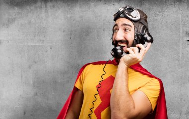 telefon ile deli süper kahraman