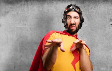 kusmuk hareketi ile deli süper kahraman