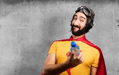 su şişesi ile deli süper kahraman