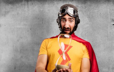 kum saati ile deli süper kahraman