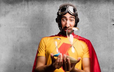 kum saati ile deli süper kahraman