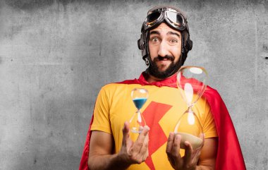 kum saati ile deli süper kahraman