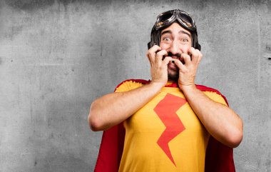 deli süper kahraman korkuttu