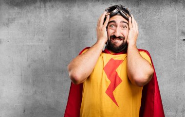 deli süper kahraman korkuttu