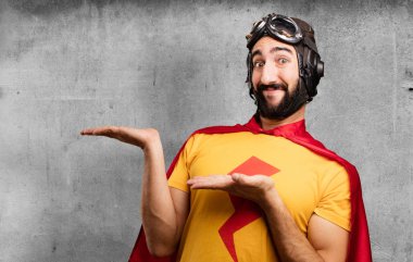 deli süper kahraman gösteren jest