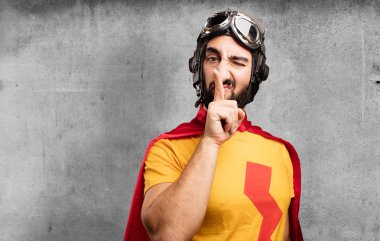 sessizlik hareketi ile deli süper kahraman