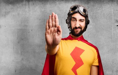 Dur hareketi ile deli süper kahraman