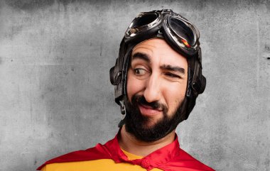 şaşkın yüz ile deli süper kahraman