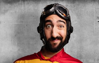 şaşkın yüz ile deli süper kahraman