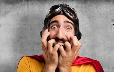 korkmuş poz deli süper kahraman