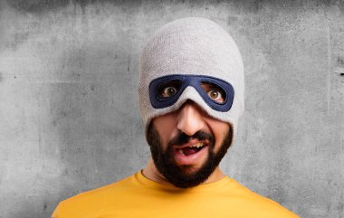 şaşkın yüz ile genç deli adam