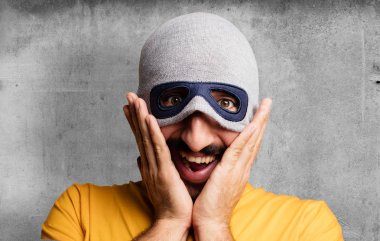 Genç deli adam şaşırmış