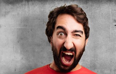 bağırarak genç deli adam