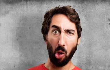 şaşkın yüz ile genç deli adam