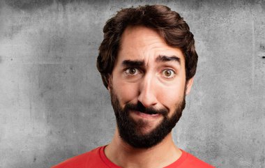 şaşkın yüz ile genç deli adam