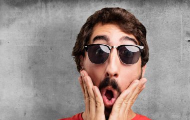 sürpriz ifade ile genç deli adam