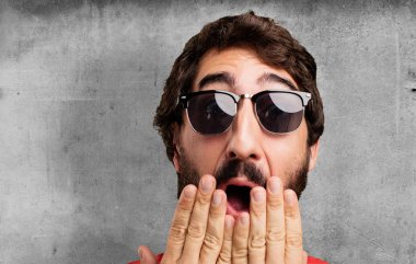 sürpriz ifade ile genç deli adam