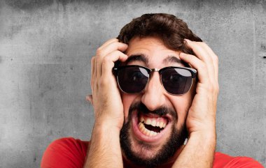 korkmuş ifade ile genç deli adam