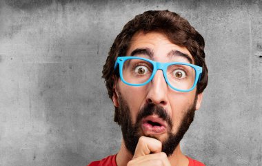 yüz şüphe ile genç deli adam