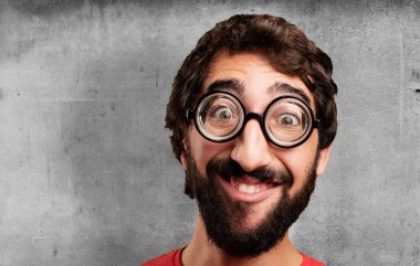 gülümseyen genç deli adam