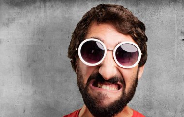 Genç deli adam anlaşmazlık