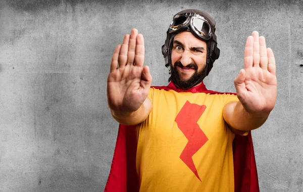 Verrückter Superheld mit Stopp-Geste — Stockfoto