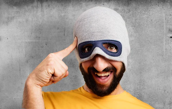 fikir olan genç deli adam