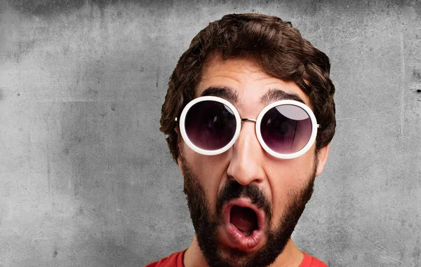 şaşkın yüz ile genç deli adam