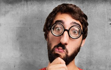 şaşkın yüz ile genç deli adam