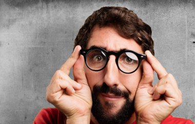 konsantre genç deli adam 